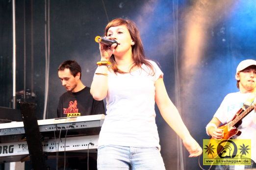 Sara Lugo (D) with Protoje and The Dub Akom Band 17. Reggae Jam Festival - Bersenbrueck 05. August 2011 (6).JPG